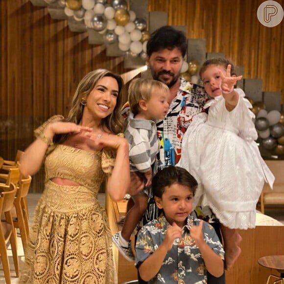 Patricia Abravanel reuniu marido, Fabio Faria, e os filhos, Pedro, Jane e Senor, em foto no réveillon