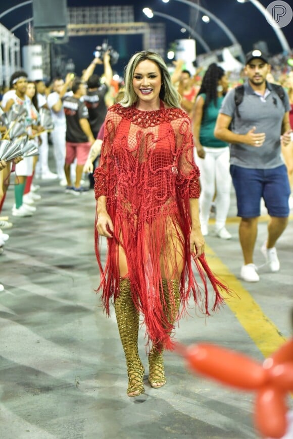 Juju Salimeni desfila no carnaval de São Paulo pela X-9 Paulistana