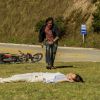 Caíque (Sergio Guizé) socorre Laura (Nathalia Dill) após ela sofrer acidente, na novela 'Alto Astral'