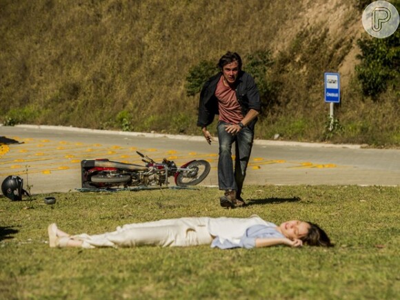 Caíque (Sergio Guizé) socorre Laura (Nathalia Dill) após ela sofrer acidente, na novela 'Alto Astral'