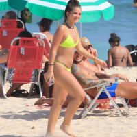 A cor do verão! Mel Maia usa biquíni neon em dia na praia. Fotos!