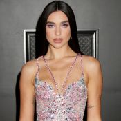 Dua Lipa brilha com cristais Swarovski e padrão degradê no Grammy 2021. Aos looks!