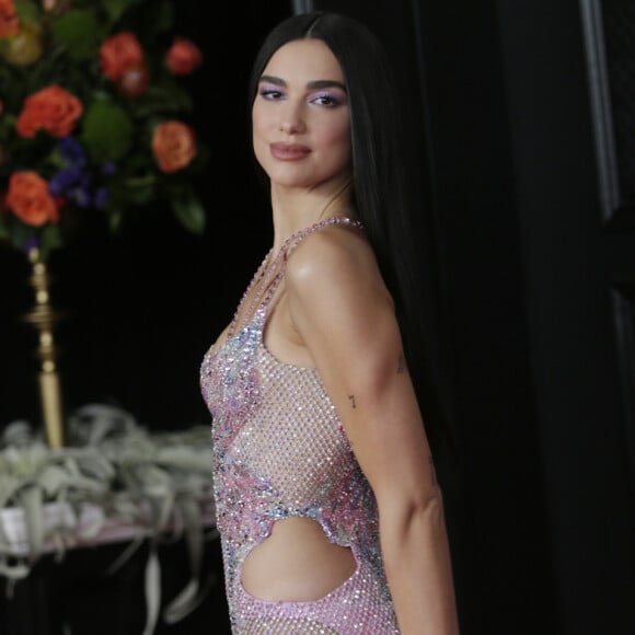 Vestido Versace aposta de Dua Lipa é repleto de transparência e bordado com cristais Swarovski