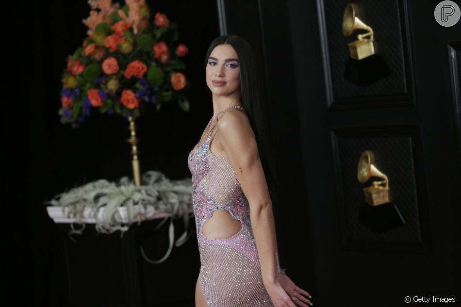 Vestido Versace aposta de Dua Lipa é repleto de transparência e bordado