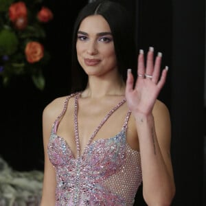 Dua Lipa explica borboleta bordada em cristais no look usado no Grammy 2021: 'Tiveram muito simbolismo para mim este ano e, na verdade, também tem muito simbolismo para Versace'