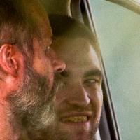 Robert Pattinson aparece com dentes podres e feridas em set de 'The Rover'