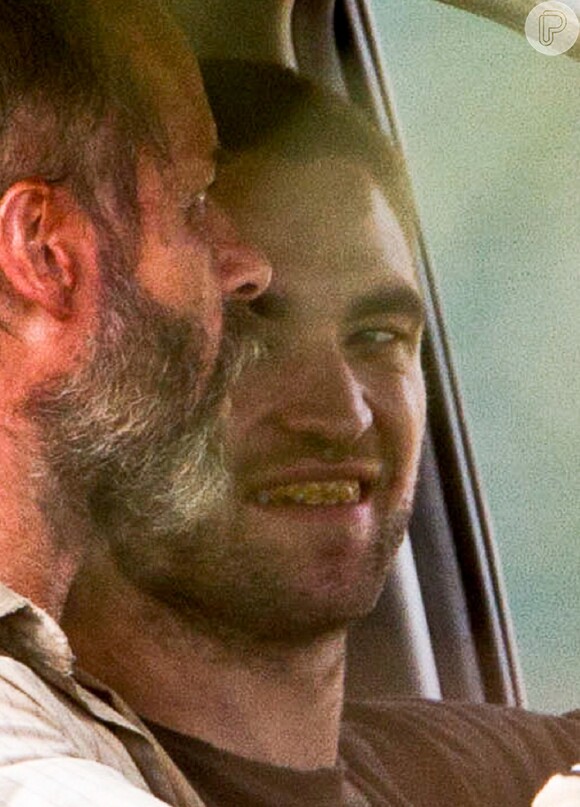 Robert Pattinson exibe seus dentes podres nos bastidores do longa-metragem 'The Rover', rodado na Austrália, como mostra as fotos de março de 2013