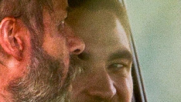 Robert Pattinson aparece com dentes podres e feridas em set de 'The Rover'