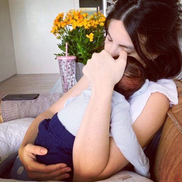 Sthefany Brito é adepta da 'maternidade real' e descontrói estereótipos sobre amamentação nas redes sociais