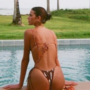 Bruna Marquezine exibe corpo sequinho em foto de biquíni na piscina