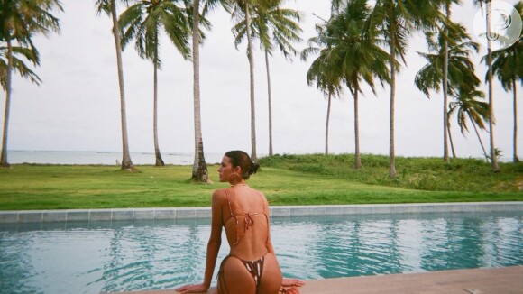 Bruna Marquezine exibe corpo sequinho em foto de biquíni na piscina
