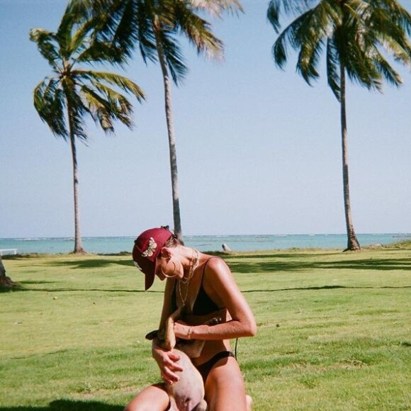 Bruna Marquezine se diverte com filhote de pet em viagem com Enzo Celulari