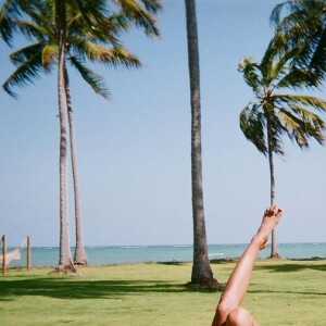 Bruna Marquezine chama atenão com look de praia estiloso em viagem