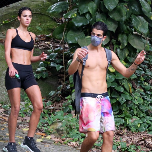 Bruna Marquezine apareceu sem máscara na ocasião e foi muito criticada na web