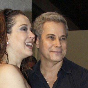 Claudia Raia parabeniza Edson Celulari em foto do filho, Enzo: 'Viva o papai'