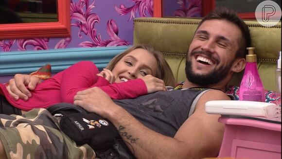 'BBB 21': Carla e Arthur tiveram relação no reality. 'Tem que ver como é que as coisas vão ficar', disse ele após a atriz ser eliminada