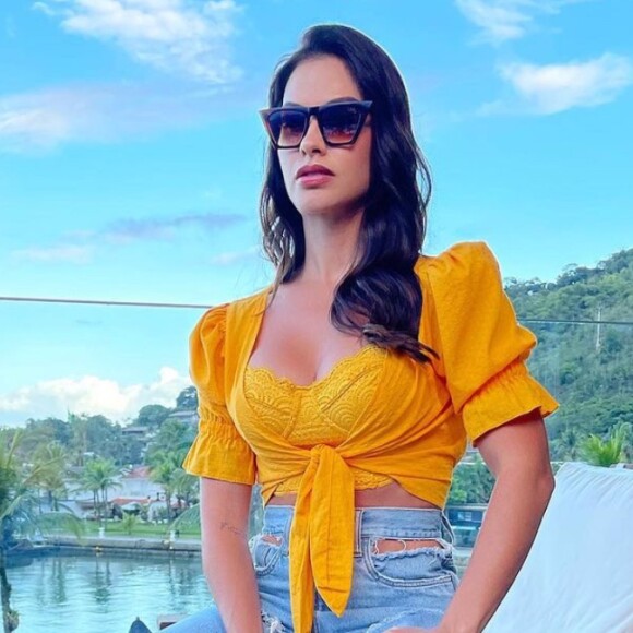Look de Andressa Suita em viagem a Angra dos Reis tem bolsa de R$ 30 mil e sapatos de R$ 5 mil