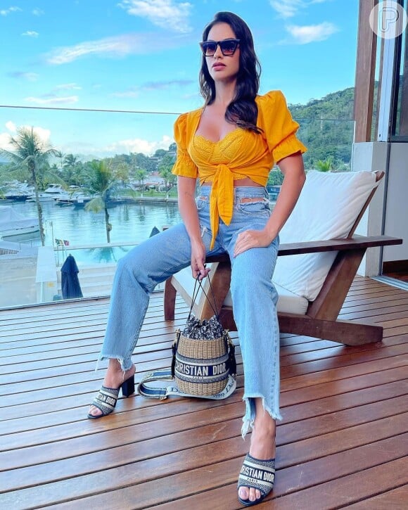 Andressa Suita combinou bolsa e sapatos da grife Dior em look de luxo em viagem de família a Angra dos Reis