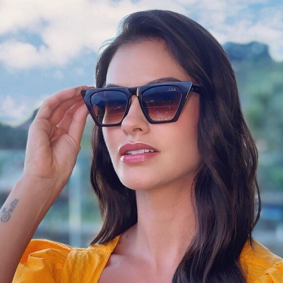 Bolsa de Andressa Suita é de palha e no formato 'saco', da grife Dior