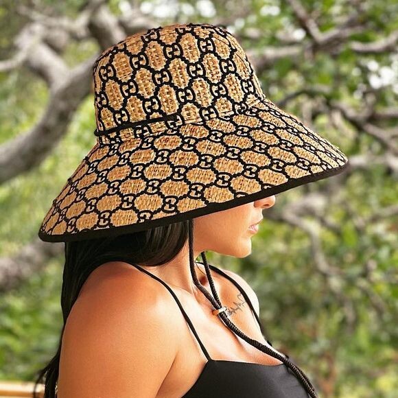 Andressa Suita escolheu sapatos no estilo mule da grife Dior, avaliados em R$ 5 mil