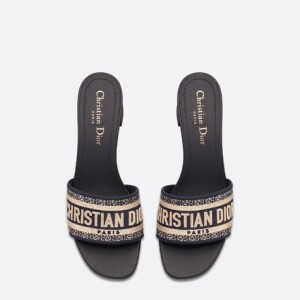 Andressa Suita apostou em sapato mule da grife Dior, que vale R$ 5 mil