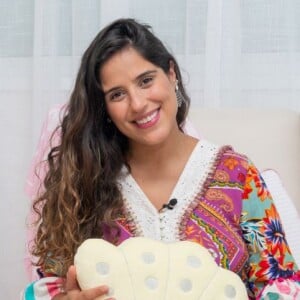 Camilla Camargo levantou a blusa para mostrar sua barriga 9 dias após dar à luz Julia