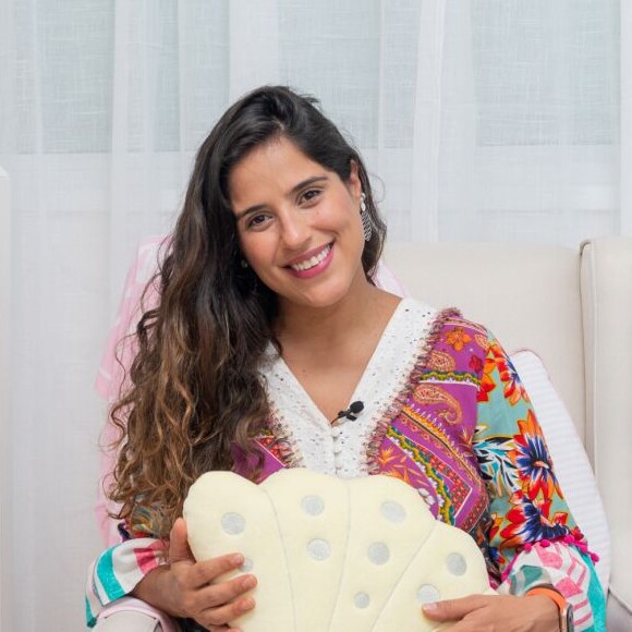 Camilla Camargo levantou a blusa para mostrar sua barriga 9 dias após dar à luz Julia