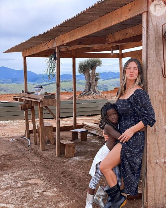 Giovanna Ewbank destacou a sintonia dos filhos Títi e Zyan em vídeo com fotos