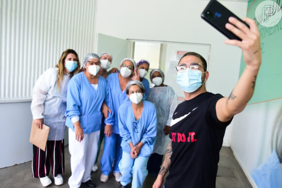 Yudi Tamashiro, ex-apresentador do SBT, posou com a equipe médica que cuidou de sua mãe