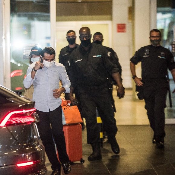 Marina Ruy Barbosa chegou a São Paulo usando boné e look discreto