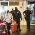 Marina Ruy Barbosa saiu do aeroporto de modo discreto e cercada por seguranças
