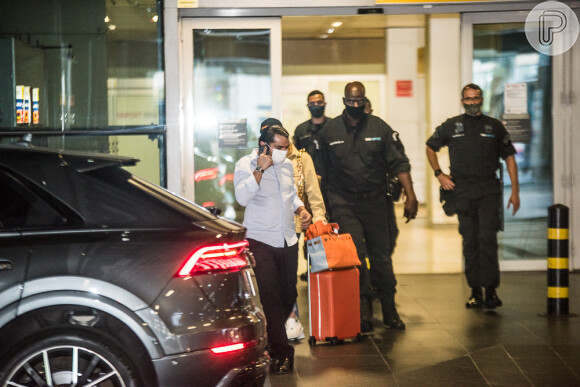 Marina Ruy Barbosa saiu do aeroporto de modo discreto e cercada por seguranças