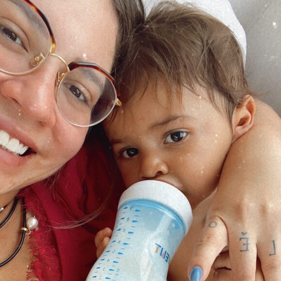 Marília Mendonça divide com os fãs alguns momentos de intimidade com o filho