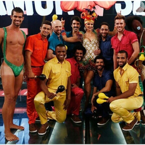Bruno Miranda reunido com o elenco do 'Amor & Sexo'