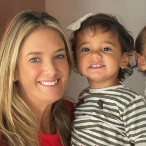 Ticiane Pinheiro e Carol Dantas reuniram os filhos em fotos. Apresentadora dá colo a Manuella, sua caçula, e influencer faz o mesmo com Valentin, seu mais novo