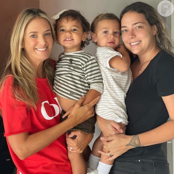 Ticiane Pinheiro e Carol Dantas deram colo para os filhos mais novos, Manuella e Valentin