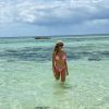 Bárbara Evans exibe corpo de biquíni em praia durante lua de mel na Tanzânia