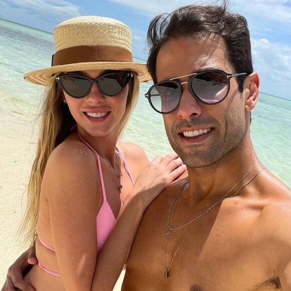 Bárbara Evans e Gustavo Theodoro fizeram casamento simbólico em viagem de lua de mel à Tanzânia