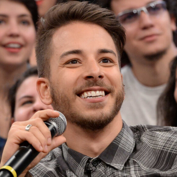 Filho de Junior Lima reproduziu pose do pai feita quando cantor anunciou que seria pai pela primeira vez