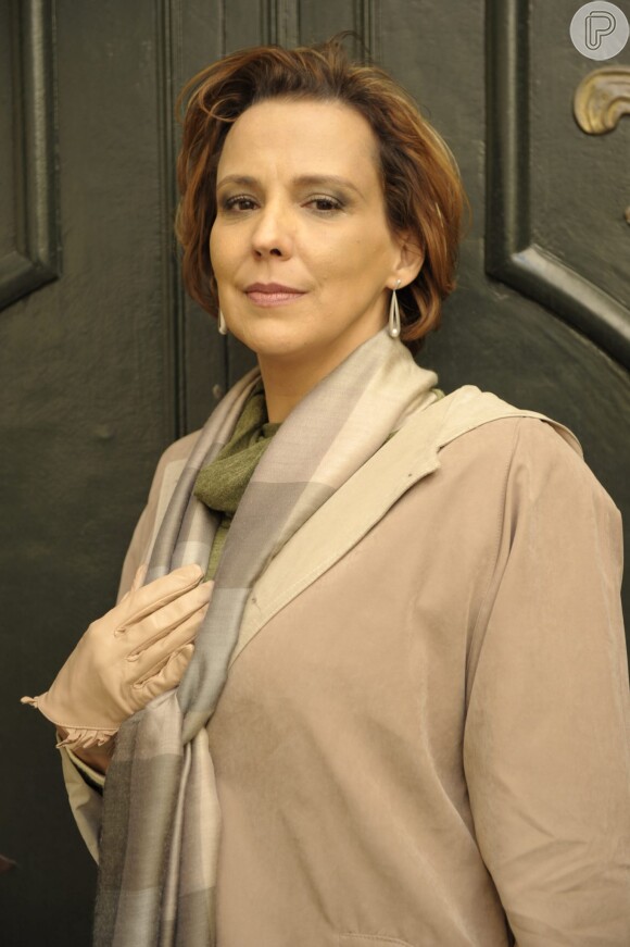 Novela 'A Vida da Gente': Ana (Fernanda Vasconcellos) aperta a mão da mãe, Eva (Ana Beatriz Nogueira) e faz a vilã cair no choro