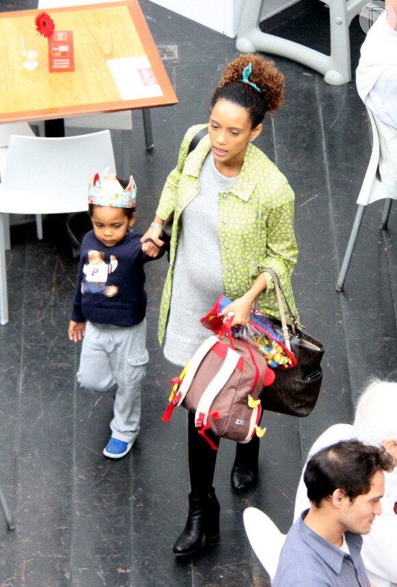Taís Araújo exibe barriga de cinco meses de gravidez em passeio com o filho, João Vicente, de 3 anos, no Rio de Janeiro, na tarde deste sábado, 15 de novembro de 2014