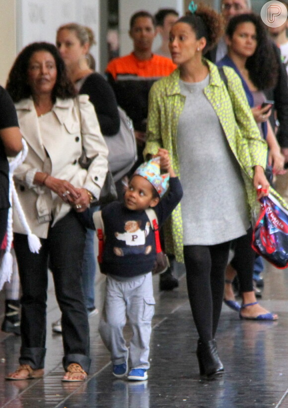 Taís Araújo passeia com a mãe, e o filho, João Vicente, de 3 anos, em um shopping no Rio de Janeiro