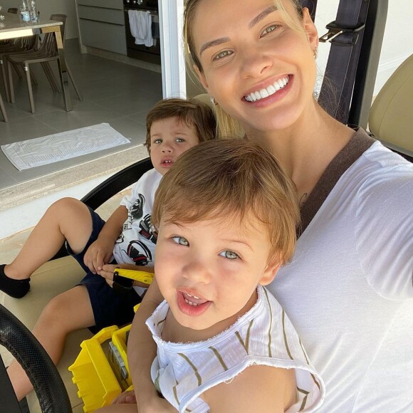 Andressa Suita gravava vídeo mostrando rotina de skincare quando os filhos apareceram e roubaram a cena