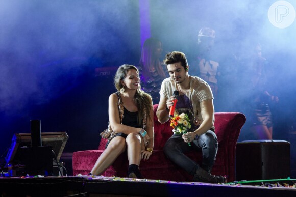 Luan Santana canta e dá flores à fã durante show