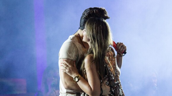 Luan Santana dança agarrado com fã durante festival de música sertaneja