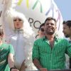 Leticia Spiller vai à Parada Gay no Rio de Janeiro promover filme 'O Casamento de Gorete', no qual vive uma drag queen. Atriz foi na companhia do ator Rodrigo Santan'na, que também está no longa