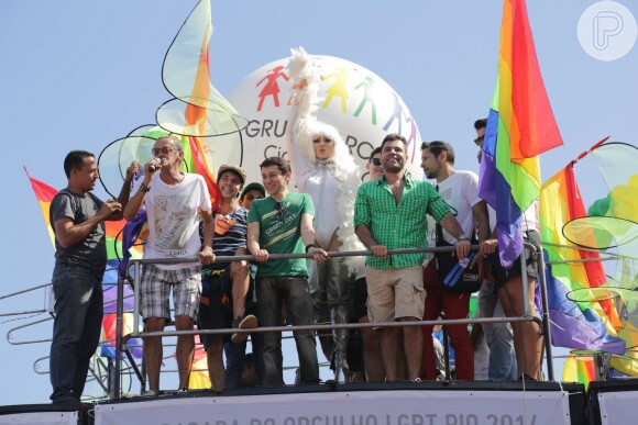 Leticia Spiller vai à Parada Gay no Rio de Janeiro promover filme 'O Casamento de Gorete', no qual vive uma drag queen. Atriz foi na companhia do ator Rodrigo Santan'na, que também está no longa