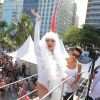 Leticia Spiller, da novela 'Boogie Oogie', divulta filme 'O Casamento de Gorete', no qual vive uma drag queen, durante a Parada Gay no Rio de Janeiro. 'Não à homofobia', escreveu a atriz em seu perfil no Instagram
