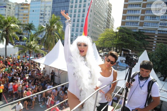 Leticia Spiller, da novela 'Boogie Oogie', divulta filme 'O Casamento de Gorete', no qual vive uma drag queen, durante a Parada Gay no Rio de Janeiro. 'Não à homofobia', escreveu a atriz em seu perfil no Instagram