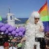 Leticia Spiller posa para fotos com fãs e usa peruca chanel na Parada Gay no Rio de Janeiro